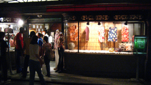 ＩＸＹＤＩＧＩＴＡＬ７０で撮影　京都三条通りでは、明治３０年代に作られた最も古い洋風建築であるが、店舗として活用されており、若者向けのファッションのメッカでもある。三条あかり景色の当日撮影。西洋近代建築の独特の雰囲気がライトアップとあいまって妖しさを醸し出している。